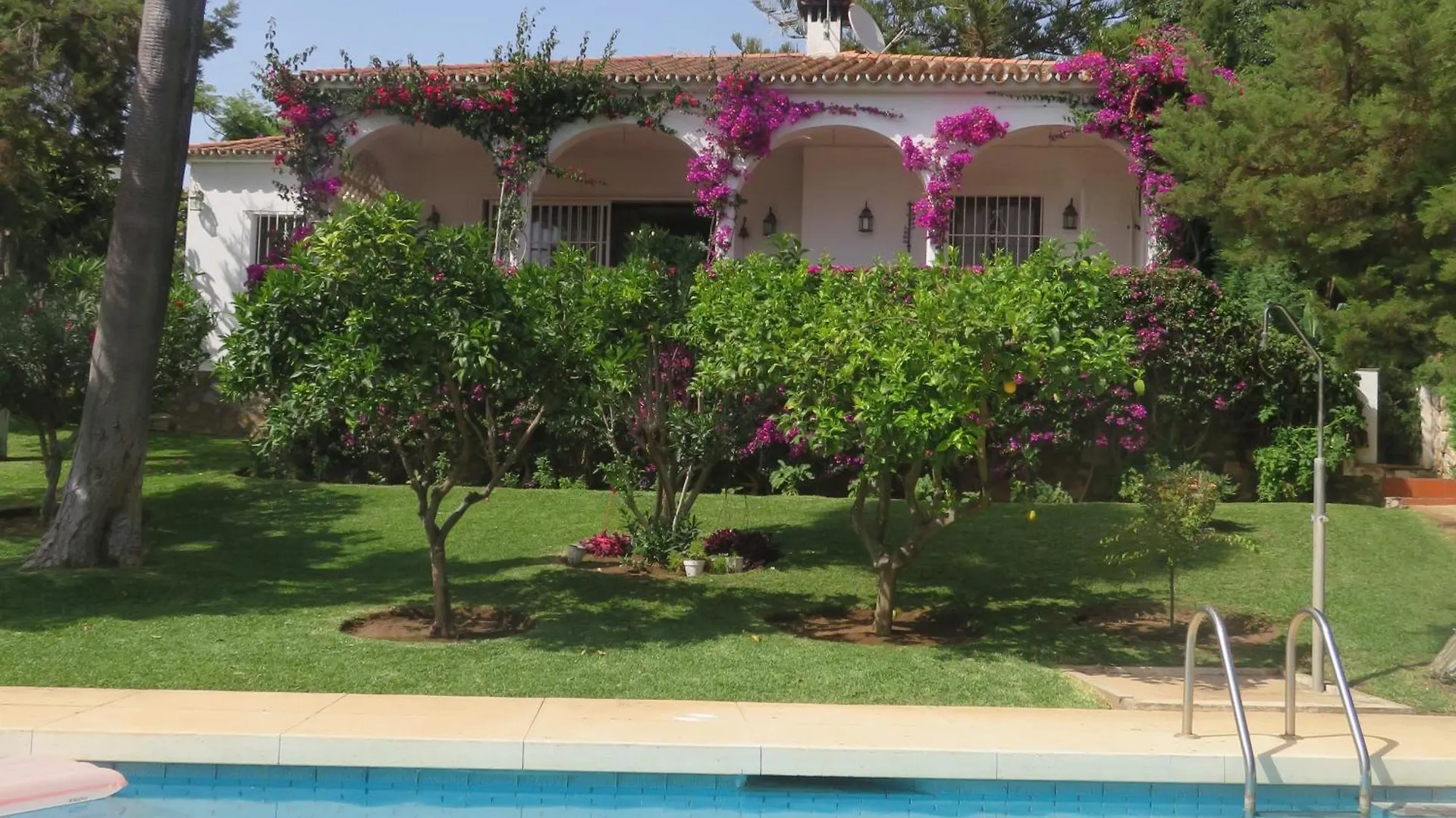 Casa Santorini Las Chapas Marbellaヴィラ