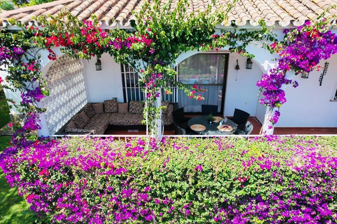 Casa Santorini Las Chapas Marbellaヴィラ